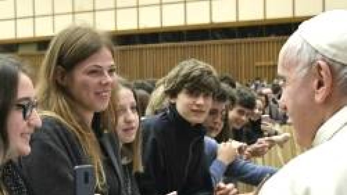 Francisco recibe a unos estudiantes de un liceo italiano... el Papa exhorta a educar también con la espiritualidad