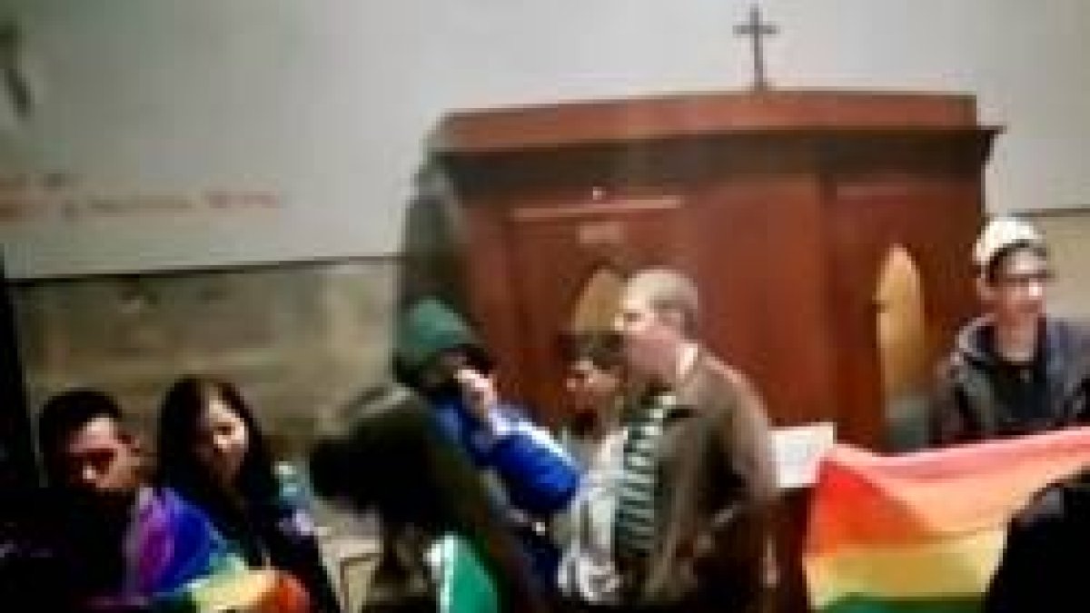 Una escena del asalto de activistas LGTB a la catedral de Alcalá el 3 de abril de 2019, que obligó a interrumpir el culto - eso es delito según la ley española