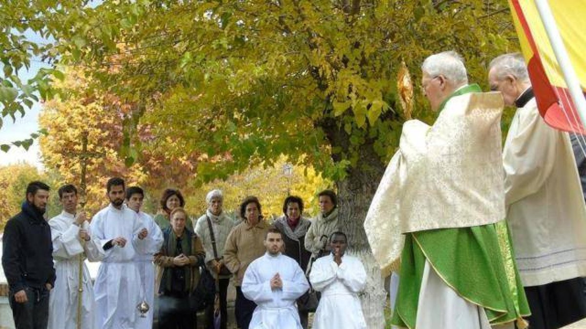 El obispo Reig Pla bendice con el Santísimo una de las fosas comunes del Cementerio de los Mártires de Paracuellos
