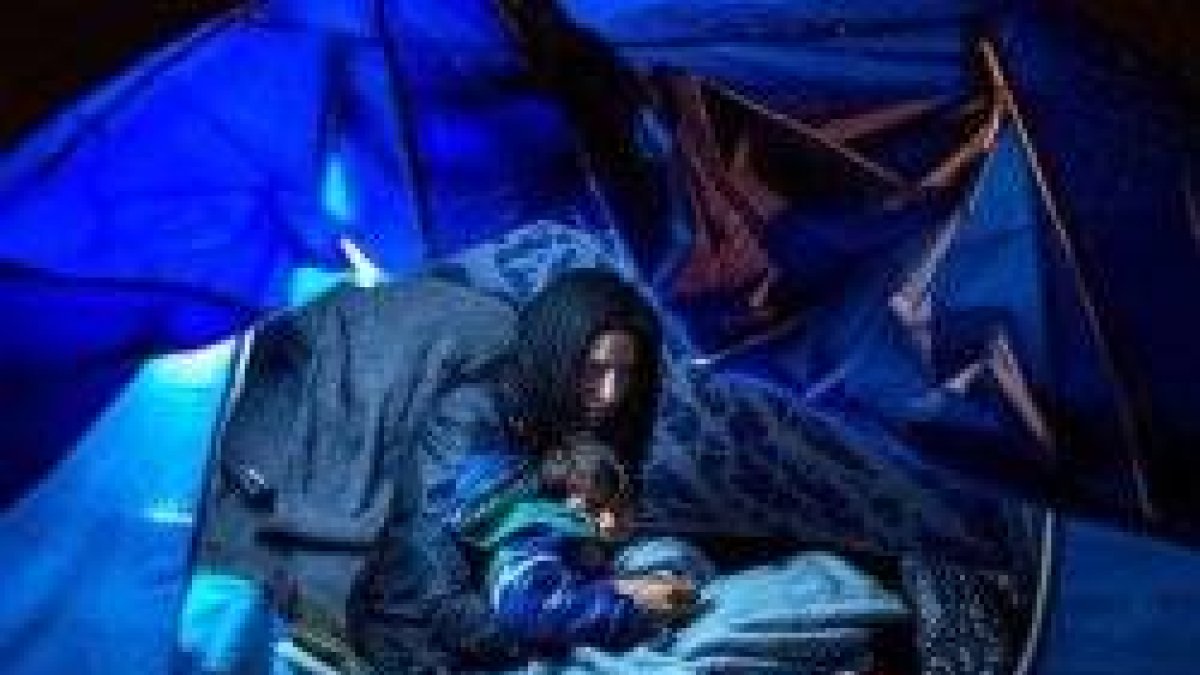 Esta foto de una refugiada en los Balcanes en 2016 es la elegida por Efe para felicitar el año nuevo... y por el Gran Oriente masónico