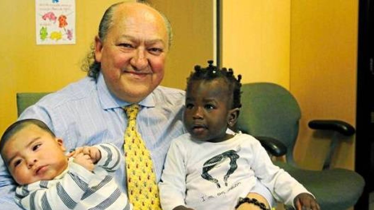 Conrado Giménez lleva casi 20 años dedicado completamente a la ayuda de mujeres embarazadas en apuros y de sus bebés / La Razón