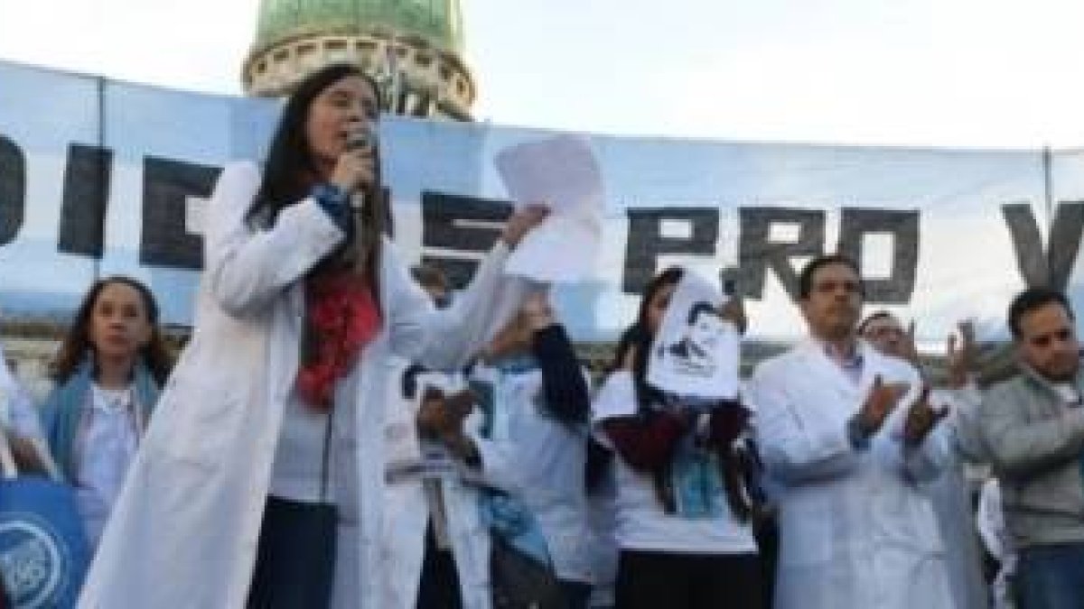 Médicos provida con el doctor Rodríguez Lastra, que se convierte en un símbolo de la buena ética médica que salva vidas