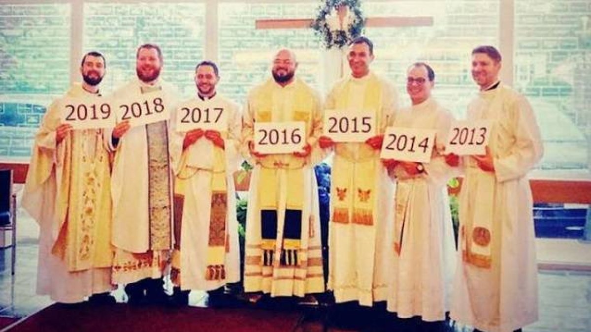 Los siete sacerdotes ordenados de la parroquia con el año en el que recibieron el sacramento