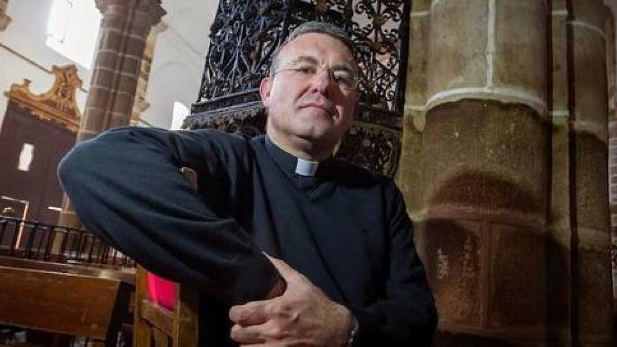 Este sacerdote de 47 años lleva tres como párroco en Jerez de los Caballeros y dos como exorcista de la Diócesis de Mérida-Badajoz