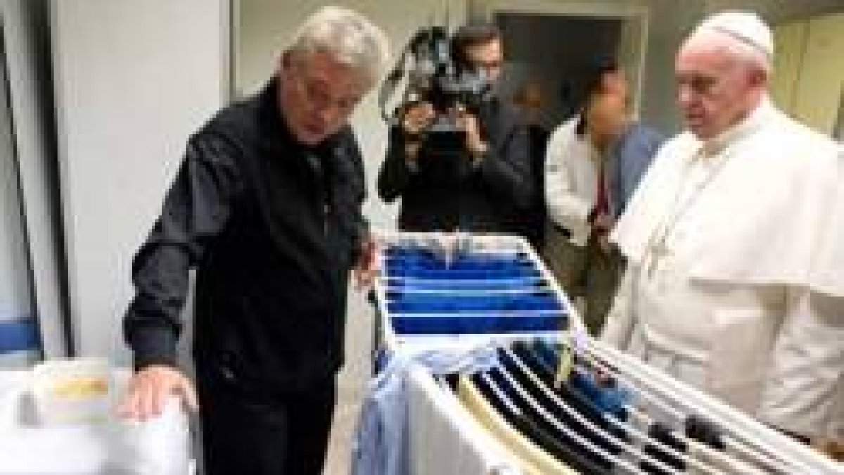 Krajewski, en 2015, mostrando al Papa un albergue para hombres sin hogar en Roma - es el Limosnero Apostólico y también cardenal
