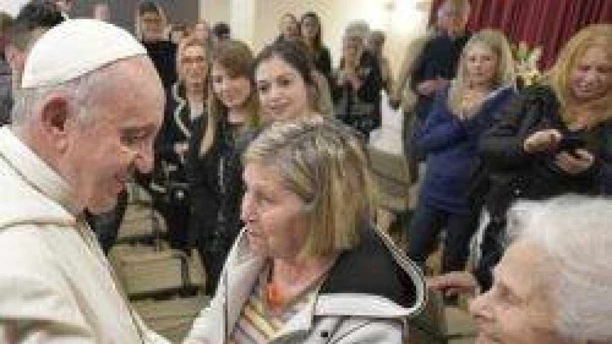 El Papa Francisco saluda a residentes y parientes de Villaggio Emanuele, una aldeíta de personas con Alzheimer especialmente equipada para ellas