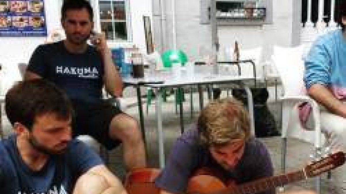 La música, la adoración y la amistad entre jóvenes son tres pilares importantes de los grupos Hakuna