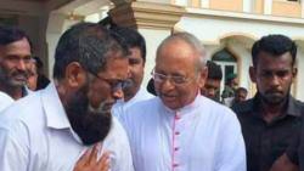 El cardenal Ranjith con afectados por los atentados yihadistas del Domingo de Pascua, que causaron más de 250 muertes y más de 500 heridos