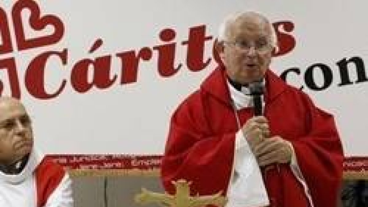 El Cardenal Cañizares en un acto de Cáritas - la estructura caritativa de la Iglesia es quien acoge a las familias y jóvenes del Aquarius