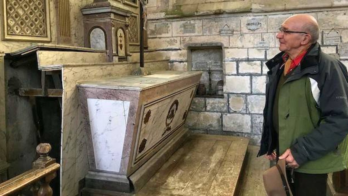 Pierre Houcke, ante el altar donde realizó el hallazgo. Foto: Jeanne Casard / Le Parisien.