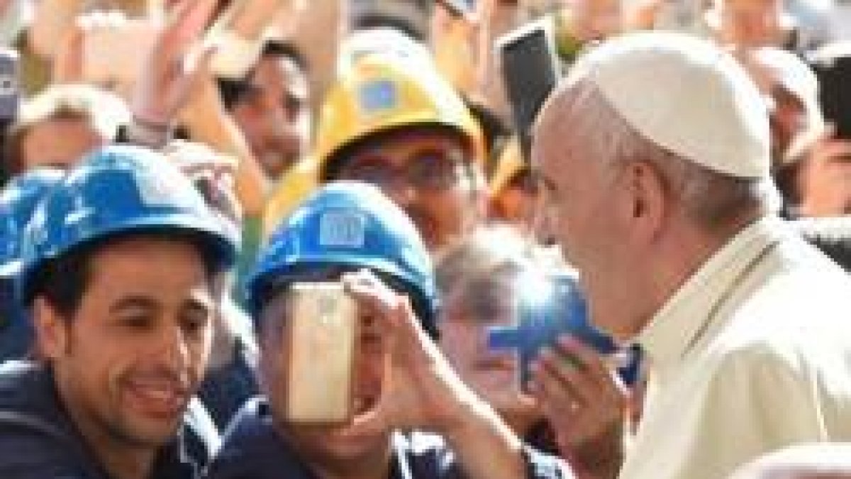 El Papa Francisco en un encuentro con mineros y obreros... convoca para 2020 un encuentro para una economía más ética y humana