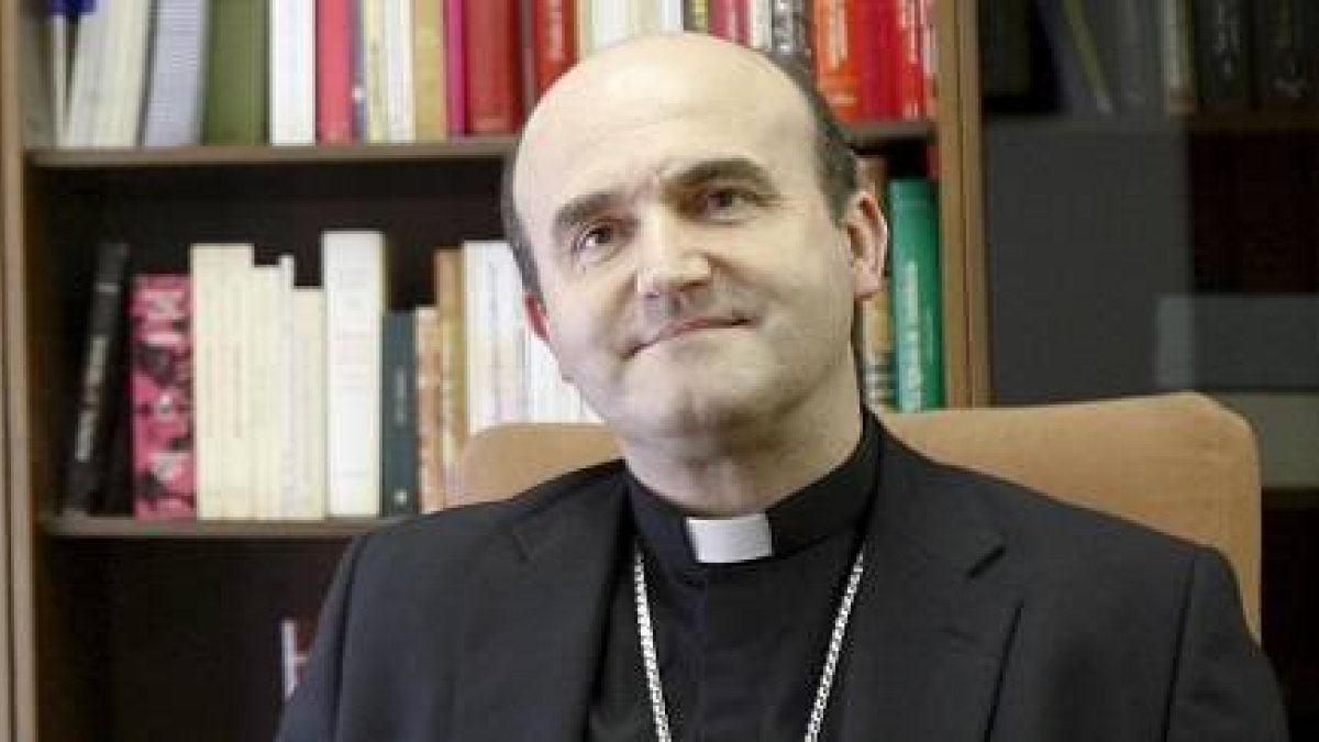 El obispo de San Sebastián ha convertido ya en una tradición hacer su propia recomendación de libros para el verano