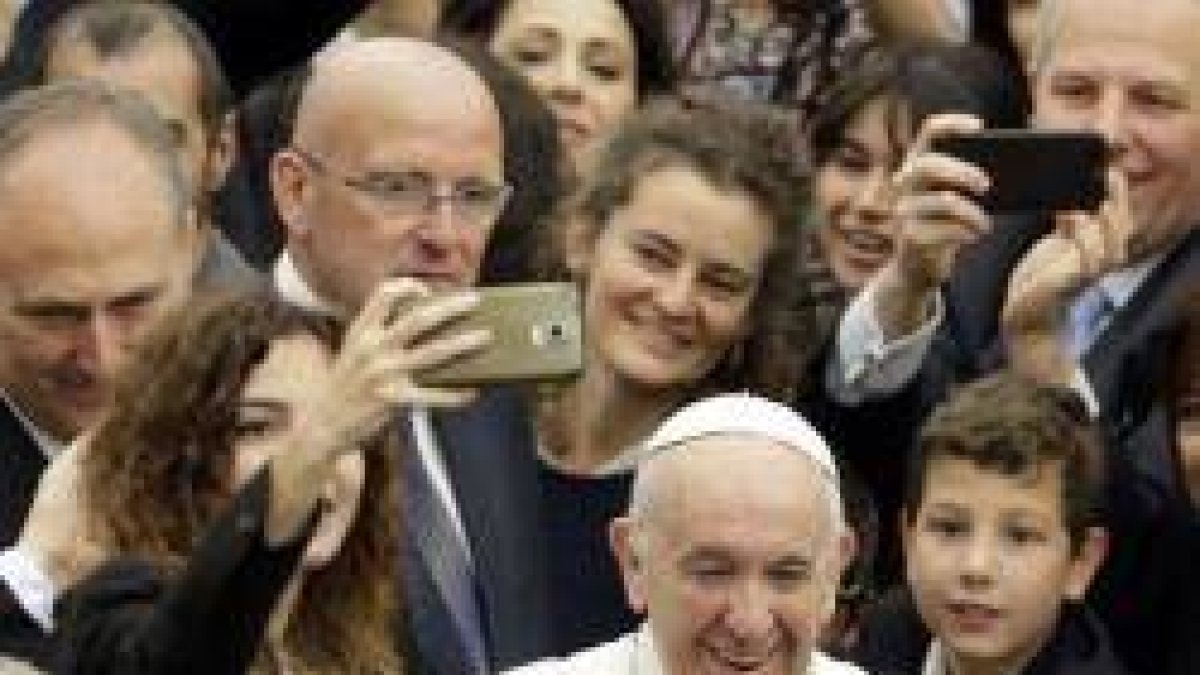 El Papa Francisco con los jóvenes del Liceo Visconti.. les exhortó a no dejarse esclavizar por el móvil, el dinero y la mediocridad