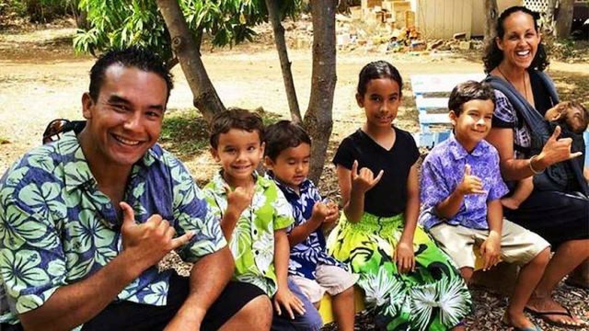 Dallas, Monica y sus cinco hijos son una familia católica de Hawai.