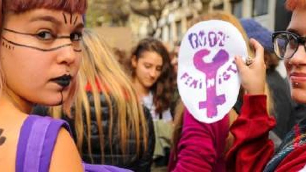 Unas feministas radicales en una manifestación en Argentina... el feminismo de género asume toda una carga doctrinal muy similar a la del marxismo, pone a los hombres en lugar de la burguesía