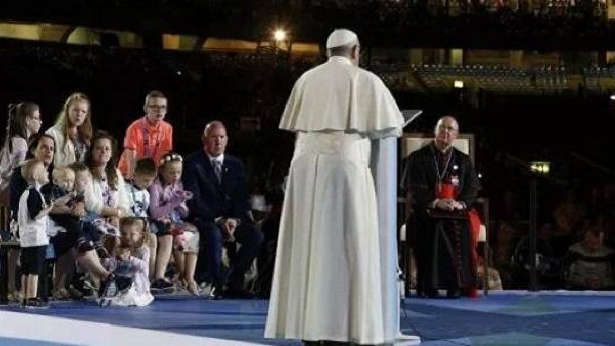 Damien, Mary y sus diez hijos escuchan al Papa Francisco durante su visita a Irlanda
