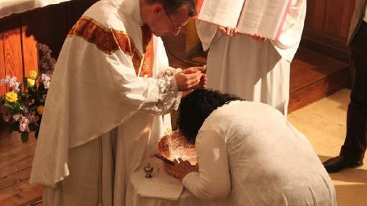 Cada año decenas de personas provenientes del islam se bautizan durante la Vigilia Pascual en Francia / Foto referencial