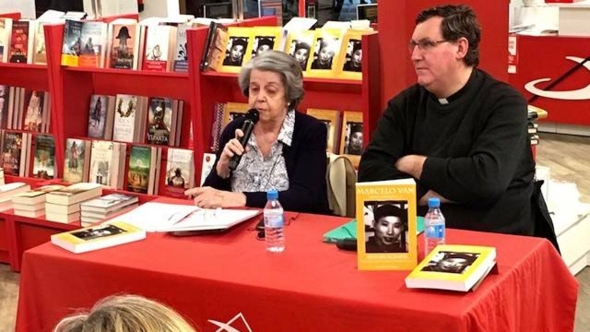 El padre Álvaro Cárdenas y Cordelia de Castellane, traductores de las obras de Marcelo Van, presentaron su «Autobiografía» en la Librería San Pablo de Madrid.