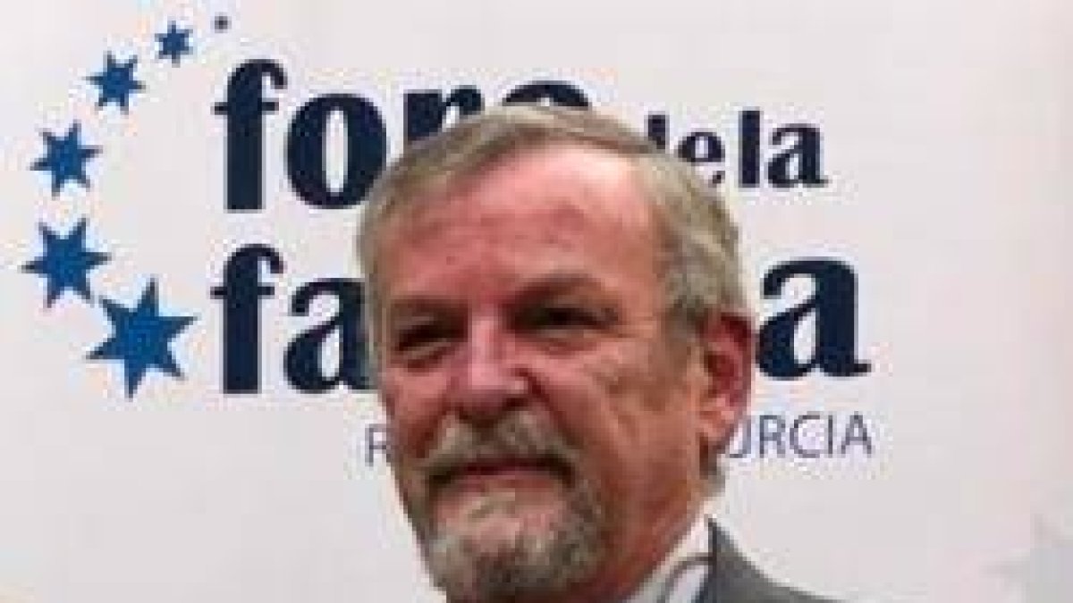 Ignacio García-Juliá, presidente del Foro de la Familia, señala que muchos políticos ya ni se molestan en hacer promesas en campaña a la familia