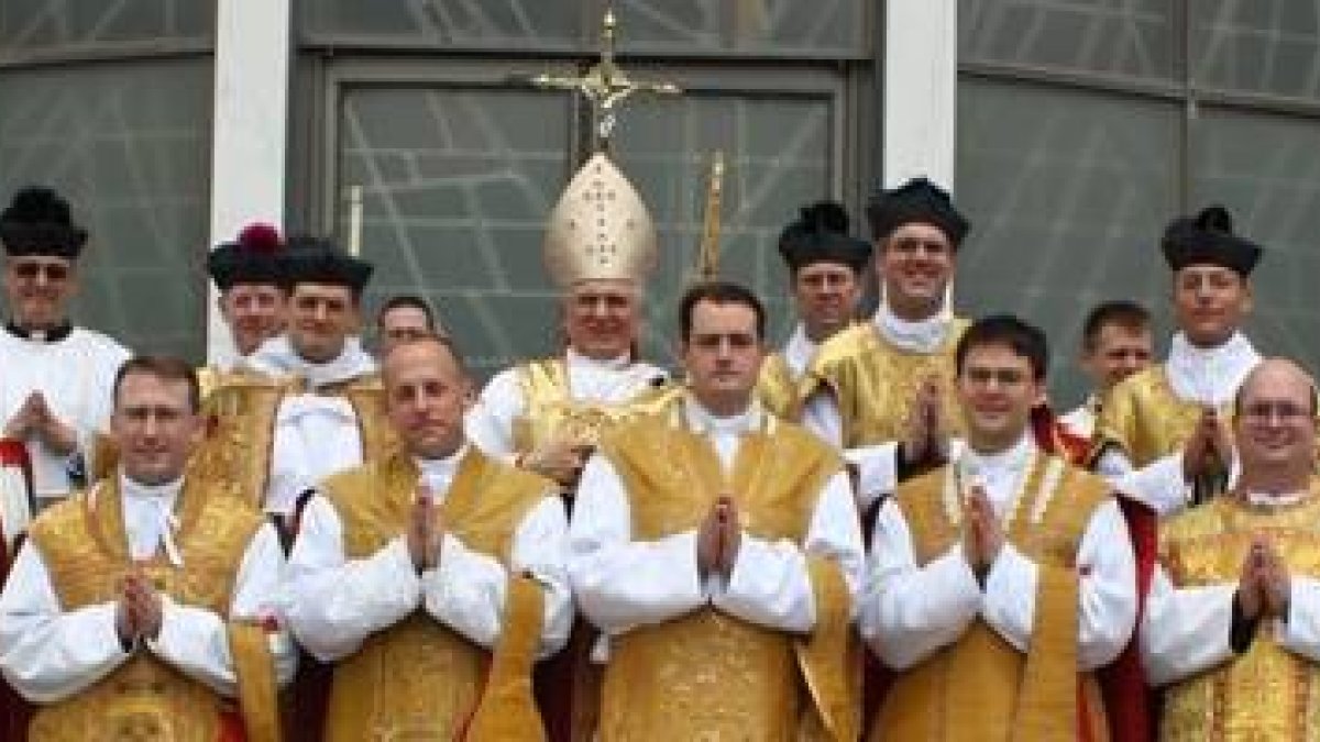 Ordenación de sacerdotes en la Fraternidad Sacerdotal de San Pedro, una de las vivas comunidades tradicionales plenamente unidas a la Santa Sede, que usa la Forma Extraordinaria del rito latino