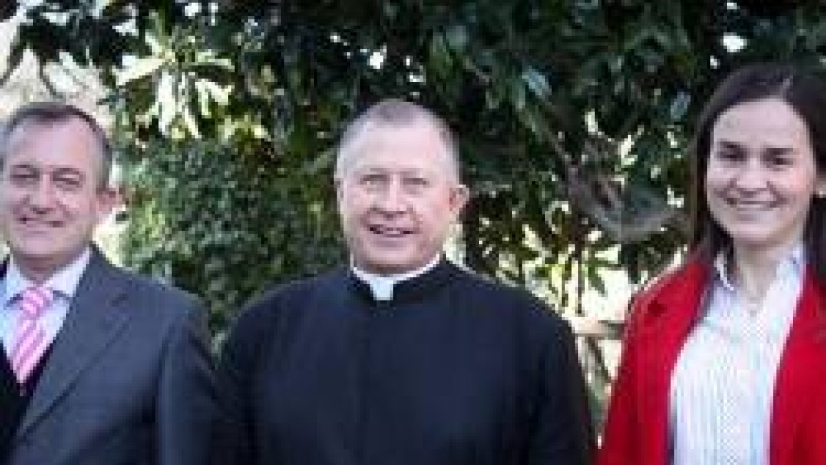 Jorge López, el padre Eduardo Robles y Gloria Rodríguez, miembros de la directiva de Regnum Christi