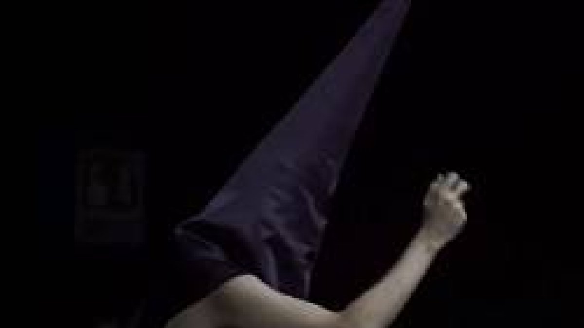 En la obra aparecen los actores completamente desnudos como si fueran nazarenos