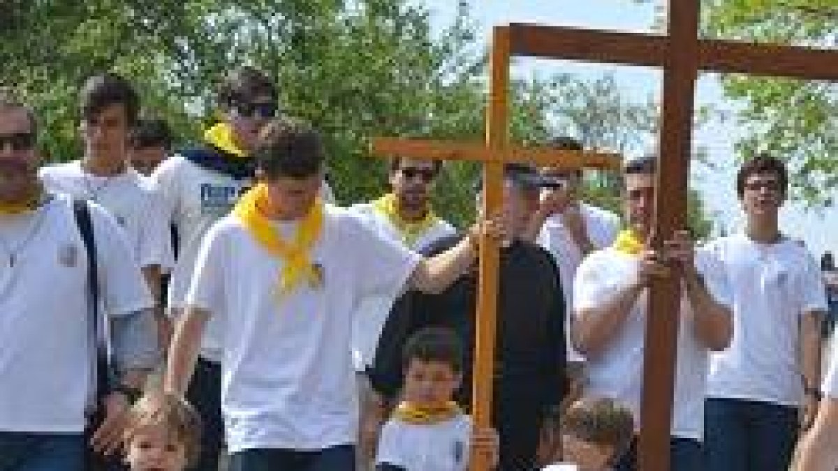 Cada Semana Santa cientos de jóvenes y familias dejan sus casas y parten a una misión muy especial: ayudar a los sacerdotes en lugares donde les necesiten