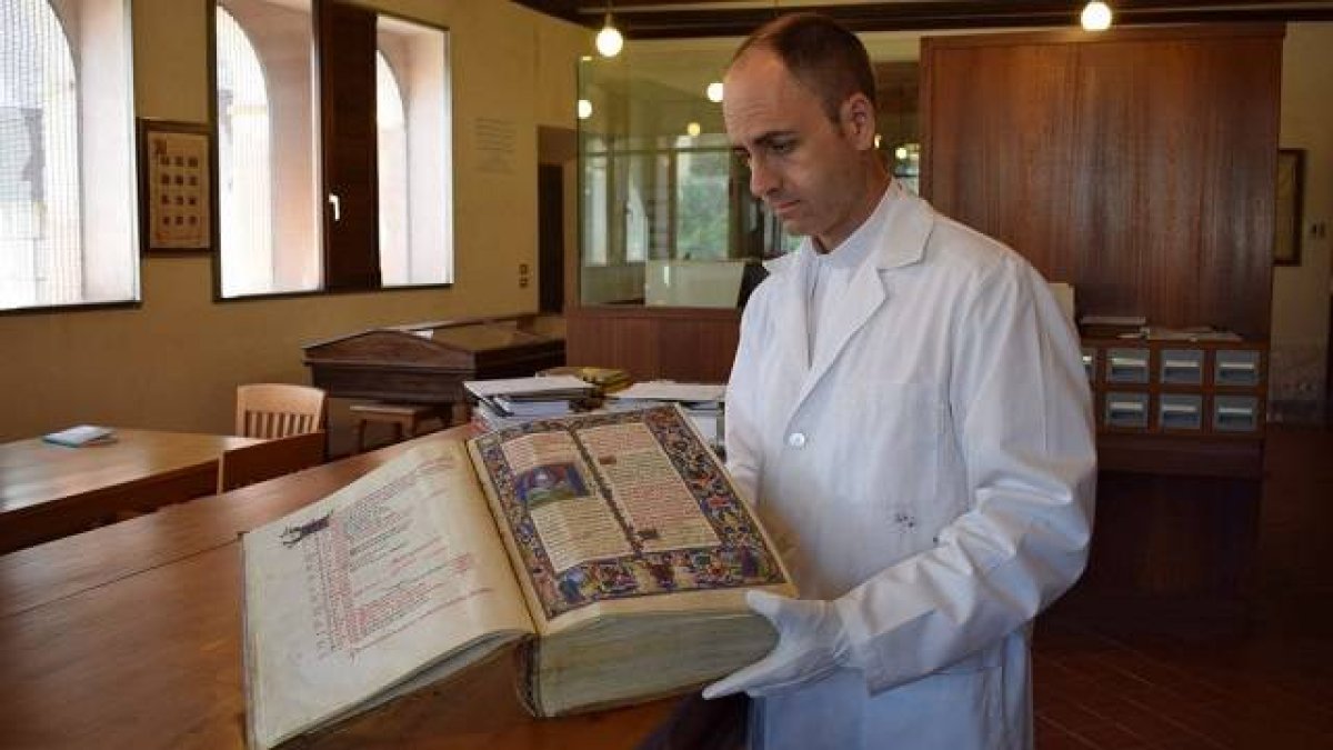 Miguel Antonio Franco es el canónigo archivero, una muy pequeña diócesis española, pero que tiene un rico archivo histórico