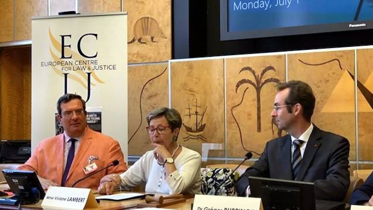 A Viviane Lambert se le escaparon las lágrimas al evocar el momento en el que lloró con su hijo. En la imagen aparece flanqueada, a su derecha, por Jean Paillot, su abogado, y a su izquierda por Grégor Puppinck, director del EJCL.