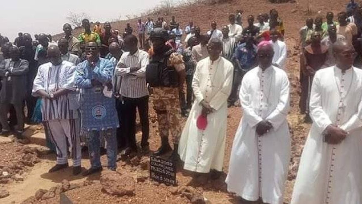 Autoridades políticas y religiosas en el funeral de los mártires de Dablo, que fueron asesinados por yihadistas el domingo 12 de mayo cuando estaban en misa