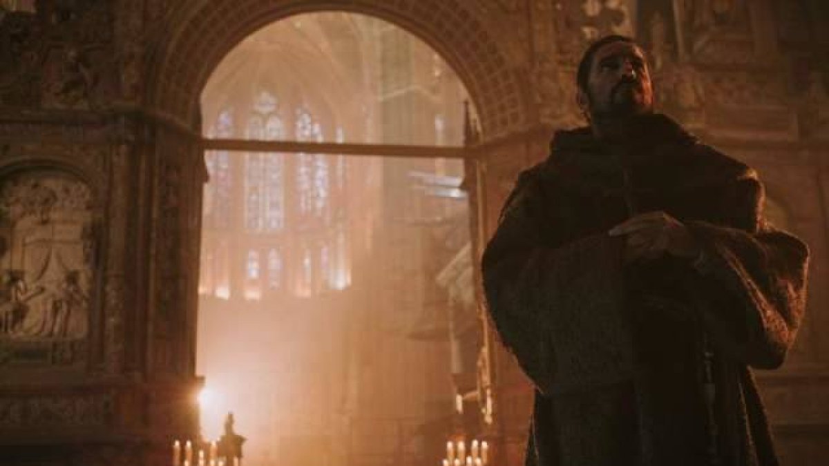 Jim Caviezel en la impresionante catedral de León... aunque en realidad el cáliz del misterio se guarda, como explican, en la basílica de San Isidoro