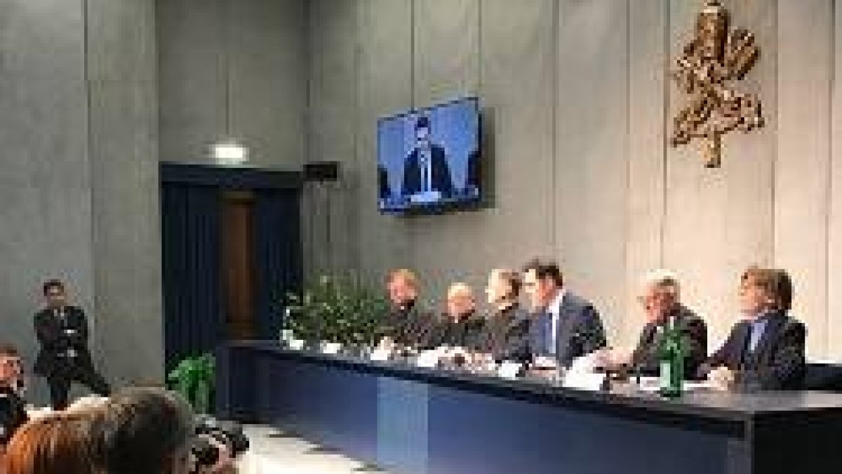 En la rueda de prensa han participado el cardenal Cupich, el arzobispo Scicluna, y los padres Lombardi y Zollner, entre otros / Fotos Vatican Media