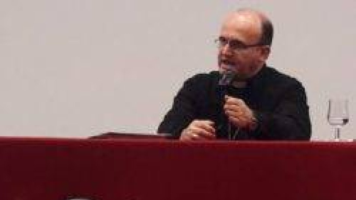 El obispo Munilla en el colegio Juan Pablo II de Alcorcón, al que agradeció su valentía frente a las amenazas de multas LGTB