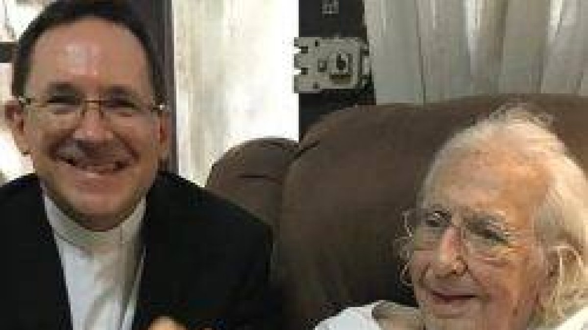 Ernesto Cardenal, de 94 años, con el Nuncio papal en Nicaragua, monseñor Sommertag