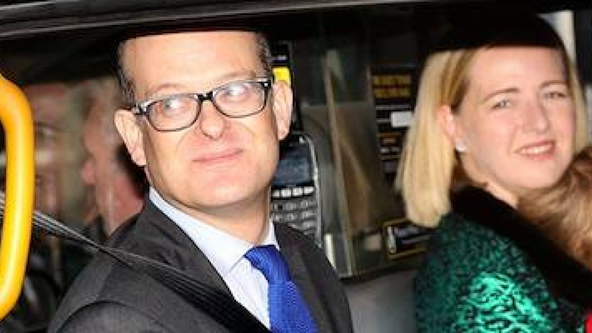 Lord Nicholas Windsor, junto con su esposa y uno de sus tres hijos.