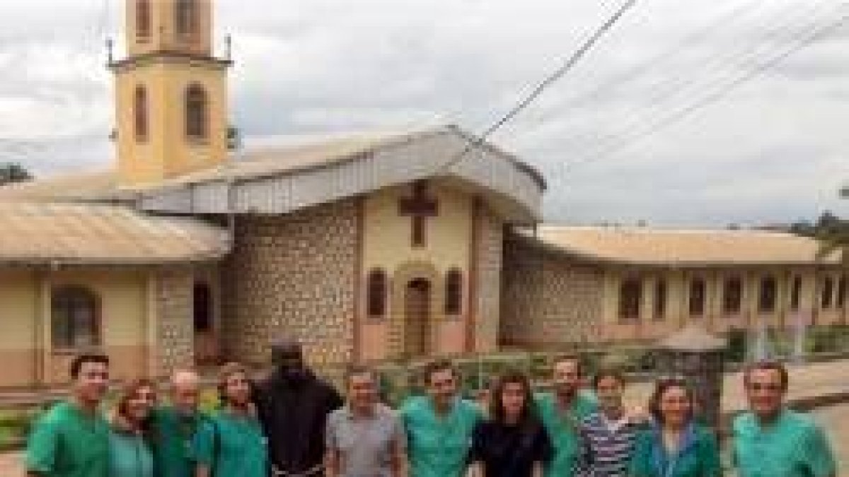 Médicos de la Asociación de Amigos de Bamenda en Camerún... pero con la violencia las Siervas de María necesitan una ambulancia médica con urgencia