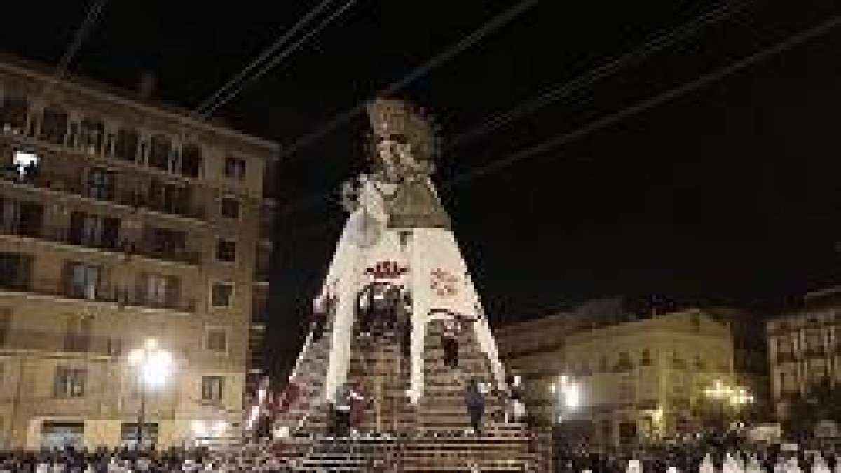 Decenas de miles de valencianos pasan estos días a venerar a la Virgen de los Desamparados, patrona de Valencia / Fotografías: A.Sáiz / AVAN y V.Gutiérrez / AVAN