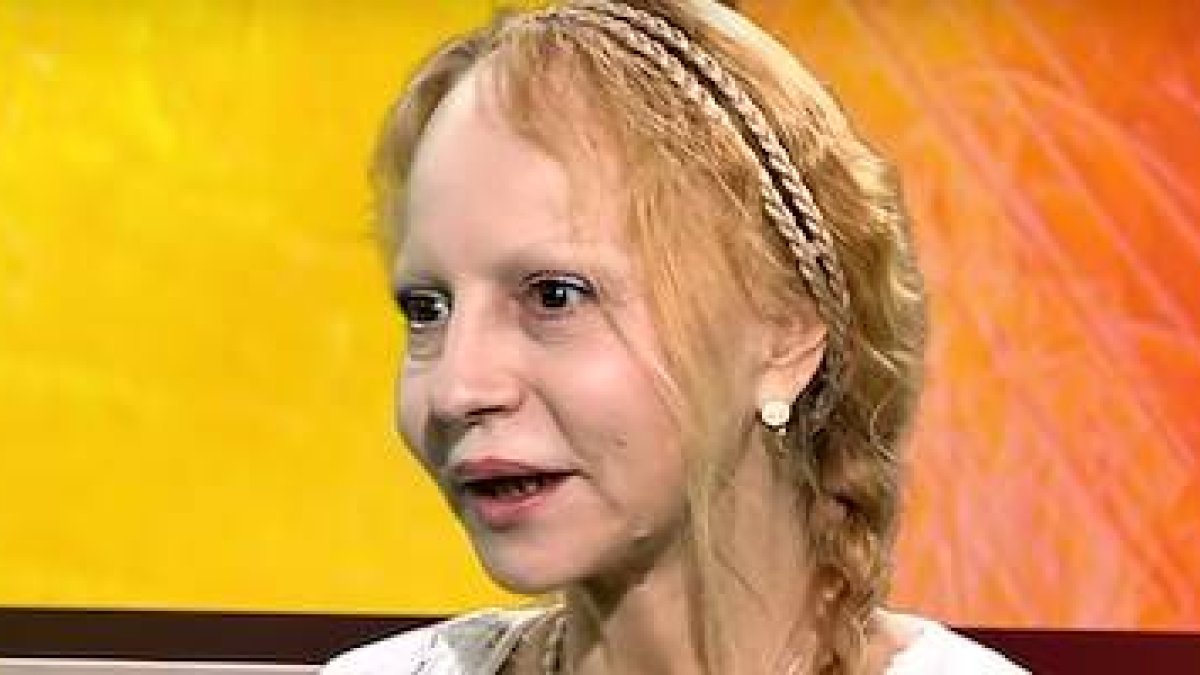 Véronique Lévy, de origen judío, fue bautizada en 2012 en la catedral de Notre Dame de París, con la asistencia de su hermano, Bernard-Henri Lévy.