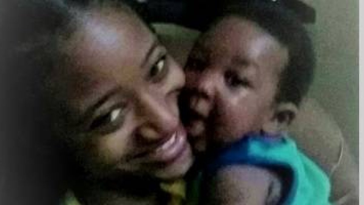 Jane juega con su bebé... aunque las circunstancias son duras aún, la vida vale la pena y está llena de esperanzas y gozos