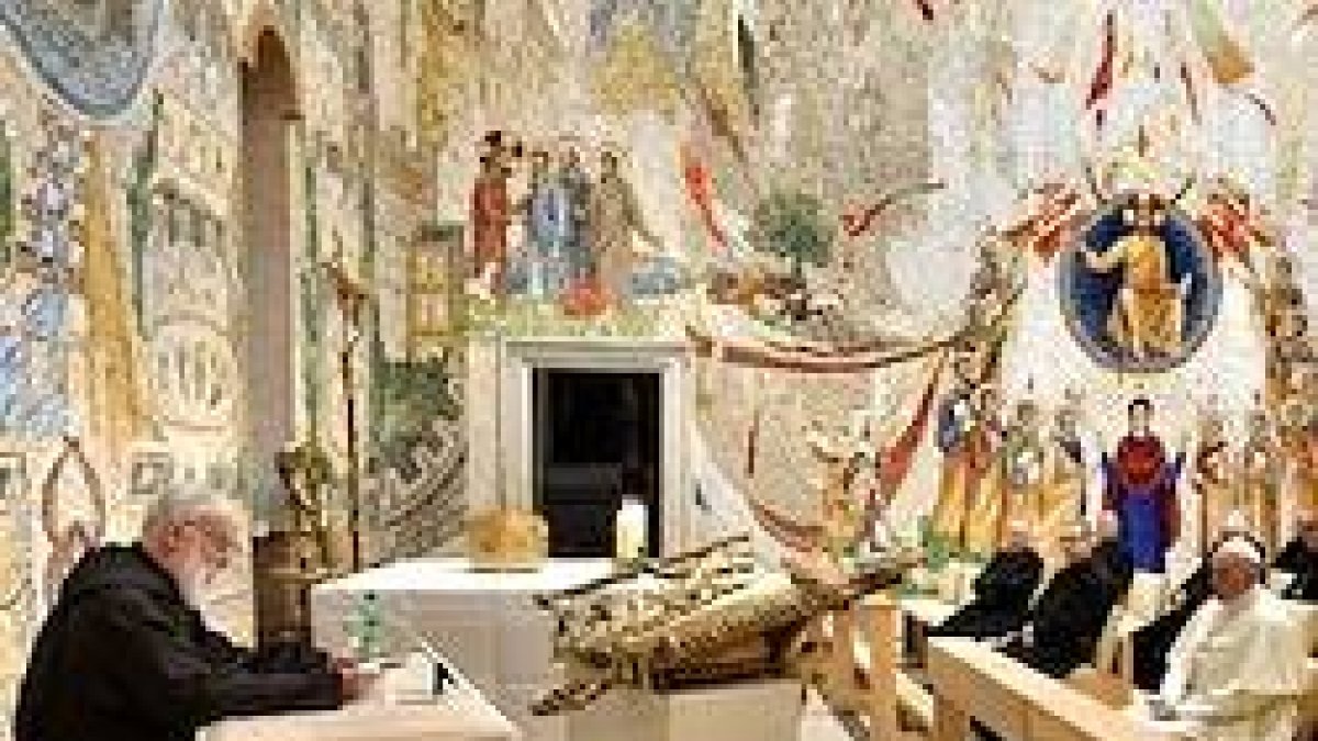 El padre Cantalamessa ante el Papa, en una de las predicaciones de Adviento de este año.