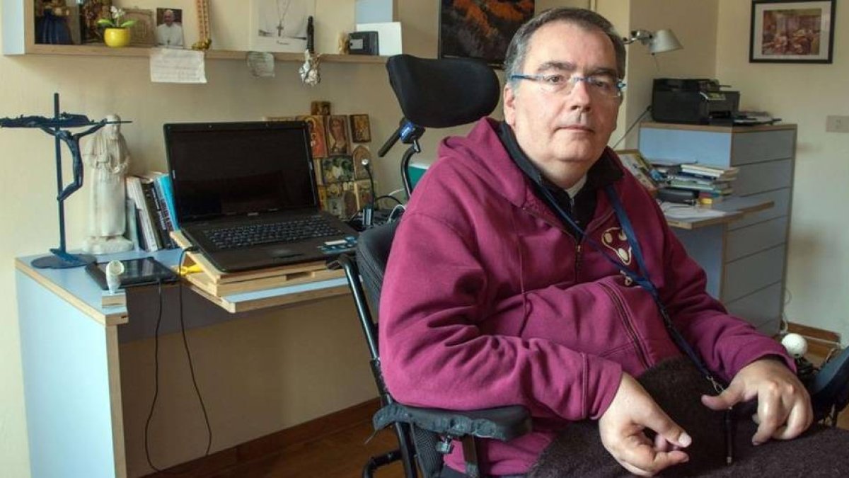 El padre Ronzoni quedó tetrapléjico en 2011 tras sufrir un gravísimo accidente de tráfico / Giorgio Boato- Avvenire