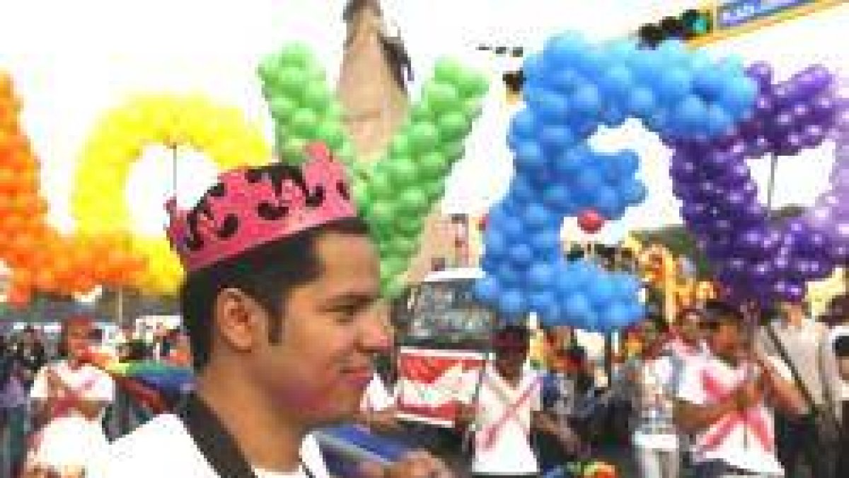 La ideología de género, como el Emperador del cuento del Traje Nuevo del Emperador, está desnuda de razones, aunque saque gente a las calles