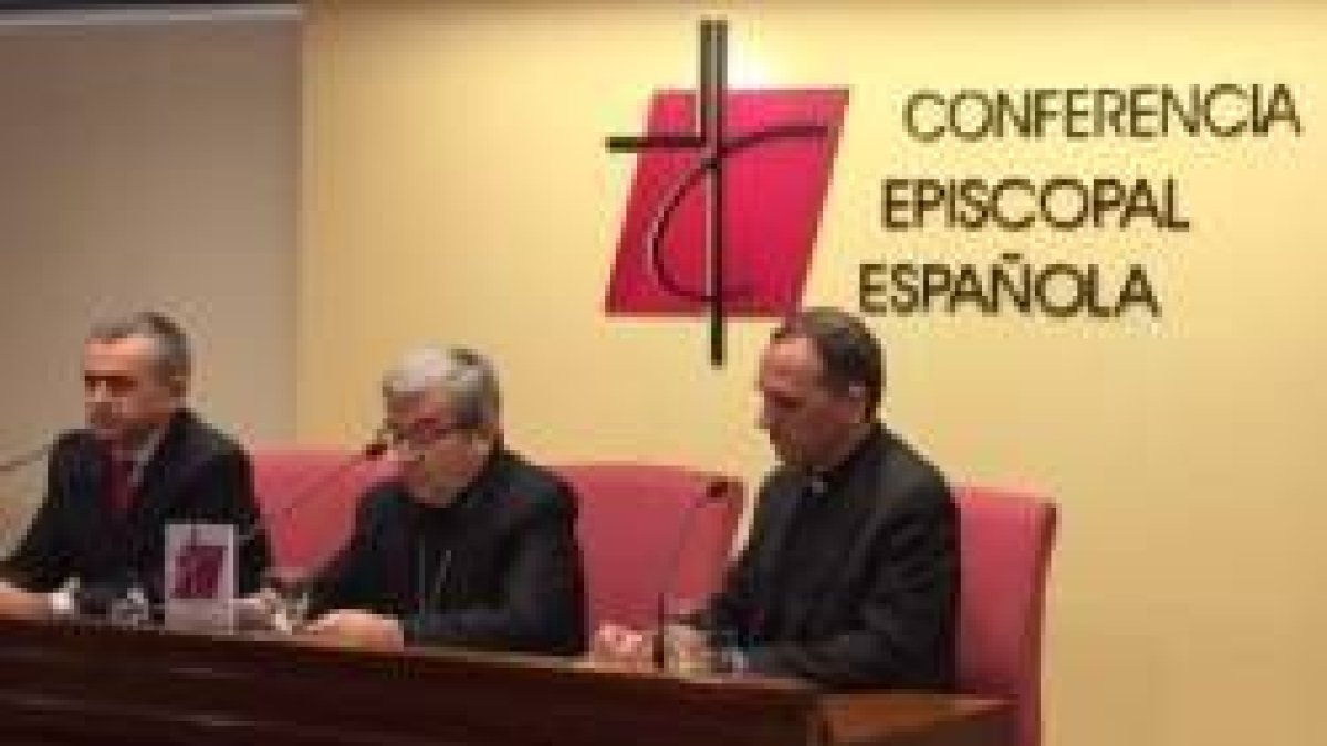 El obispo Argüello, en su primera rueda de prensa con preguntas sobre una Asamblea, ha hablado de racionalidad que no tienen las leyes LGTB y el cambio de sexo