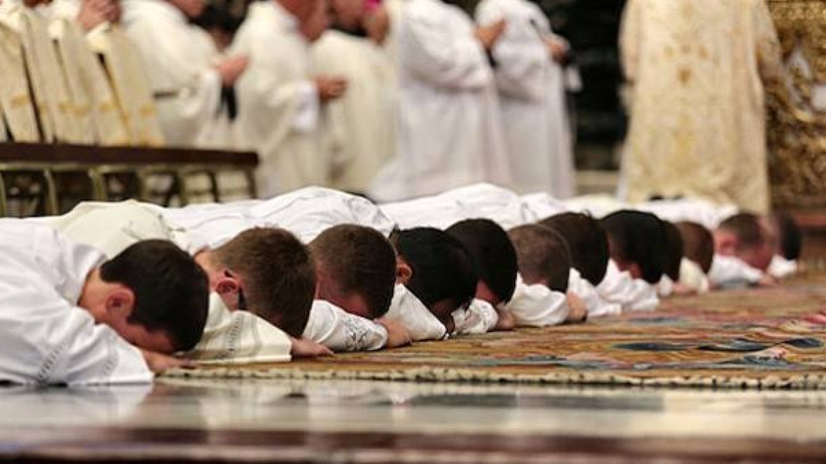 El impresionante momento de la postración de los nuevos sacerdotes durante la ceremonia de ordenación. Es el símbolo de su consagración, de su entrega como célibes por el Reino.