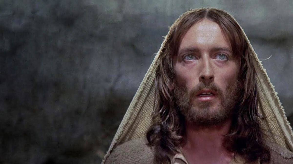 Según el cardenal Raniero Cantalamessa, el 'Jesús de Nazaret' de Franco Zeffirelli (1977, con Robert Powell en el papel de Jesús) es la versión cinematográfica que mejor conjuga la humanidad y la divinidad de Cristo, su señorío y su humildad.