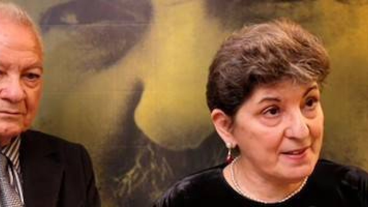 Elia Stelluto, fotógrafo personal del Padre Pío y su monaguillo cuando niños, y su hermana María, hija espiritual del santo, muestran su agradecimiento a José María Zavala y Paloma Fernández-Gasset, de Forgione Films, por ofrecer esta película.