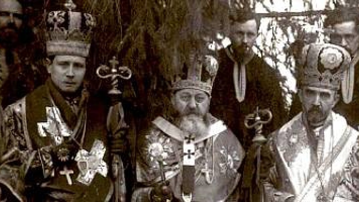 Con corona los obispos grecocatólicos Hossu, Frentiu, Nicolescu y Rusu... la persecución comunista fue tenaz y cruel