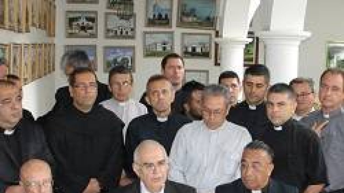 El obispo Moronta, junto al clero en una declaración pública