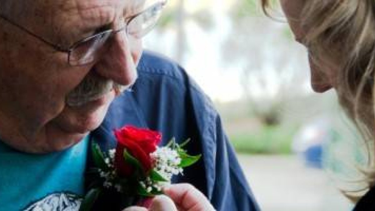 Gene Wolfe con su hija Teri... Wolfe se hizo católico en su juventud, leyó y reflexionó y escribe sobre mundos oscuros y personajes que intentan mejorar