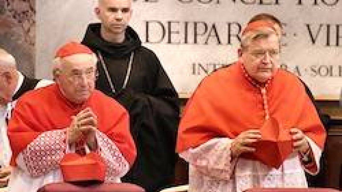 Los cardenales Brandmüller (izquierda) y Burke (derecha) piden a los obispos que no sigan guardando silencio ante los males que padece la Iglesia. Foto: Edward Pentin.